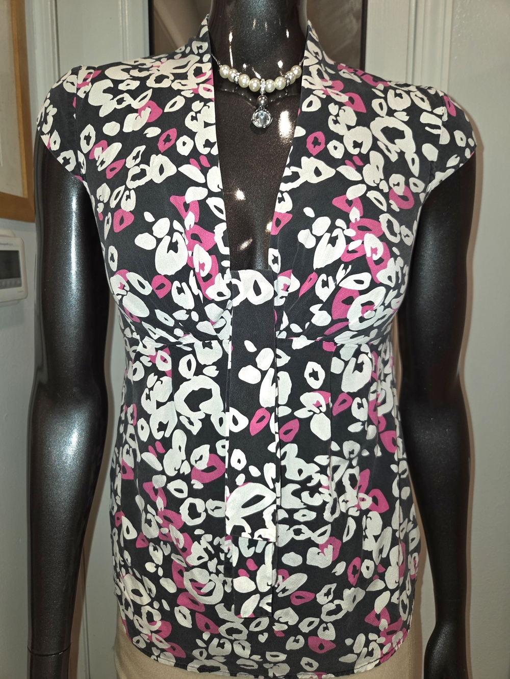 Trina Turk Black V-Neck Floral Print Top with White and Pink Accents Sz Xs